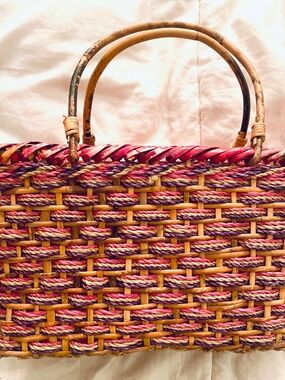 Vintage woven straw striped handbag purse designed w/sturdy handles